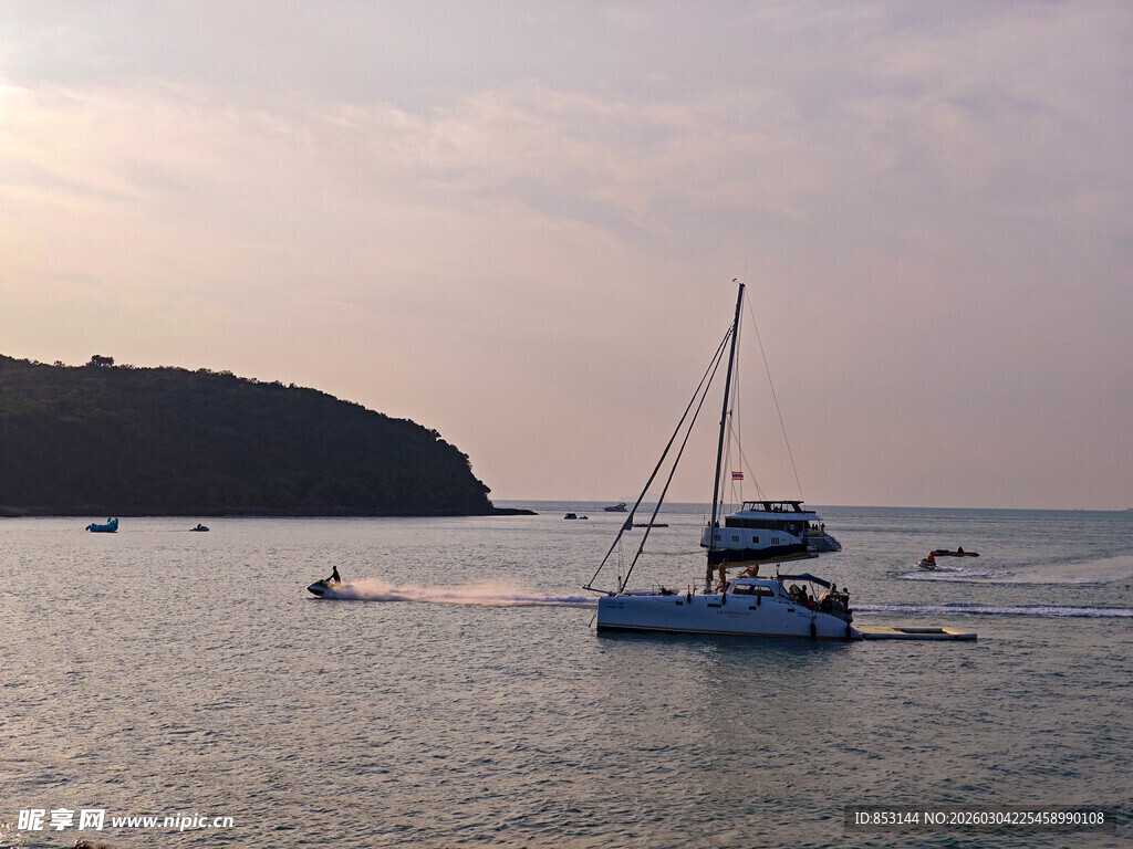 海上帆船与摩托艇的美景