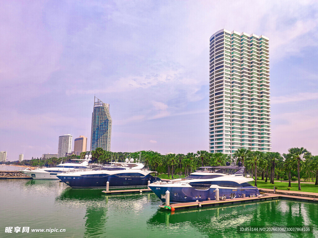 海滨码头游艇与摩天大楼