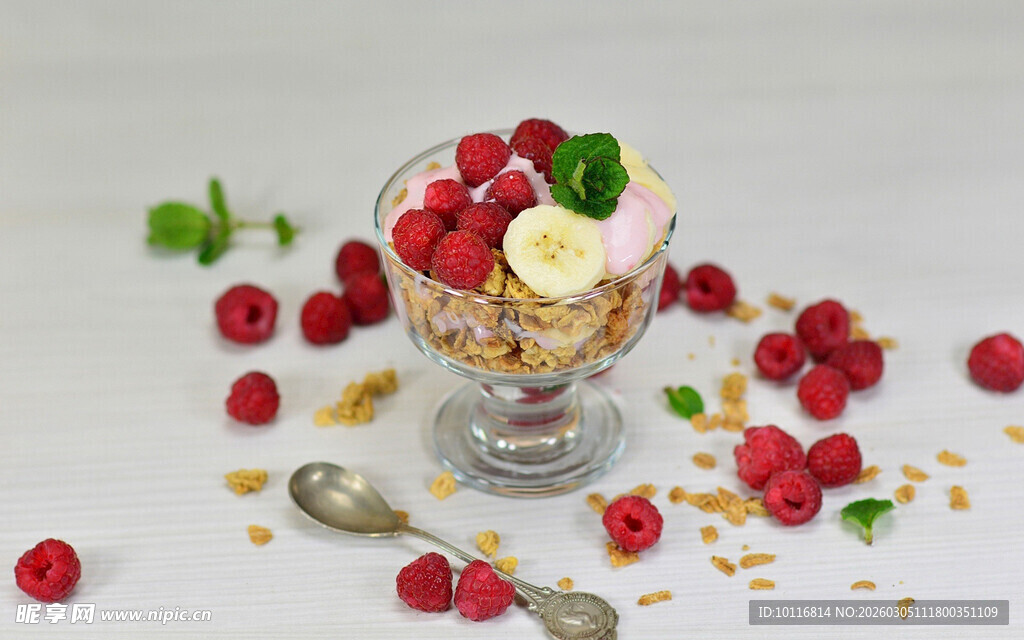 浆果坚果酸奶杯