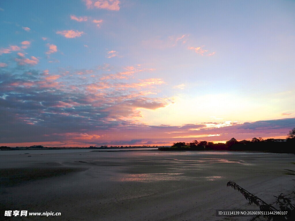 美丽日落时分的宁静水域