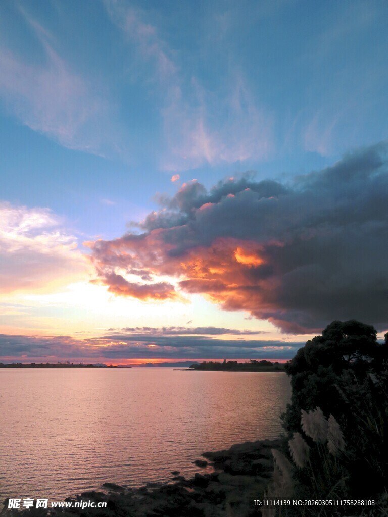 海边火烧云美景
