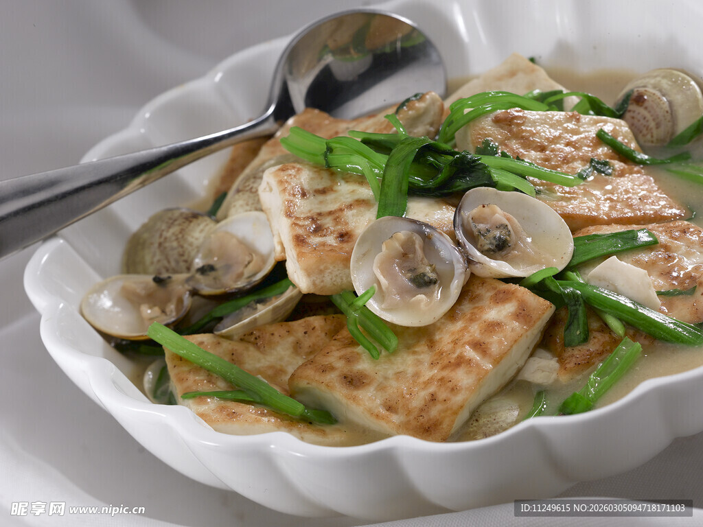 韭菜沙白煮豆腐