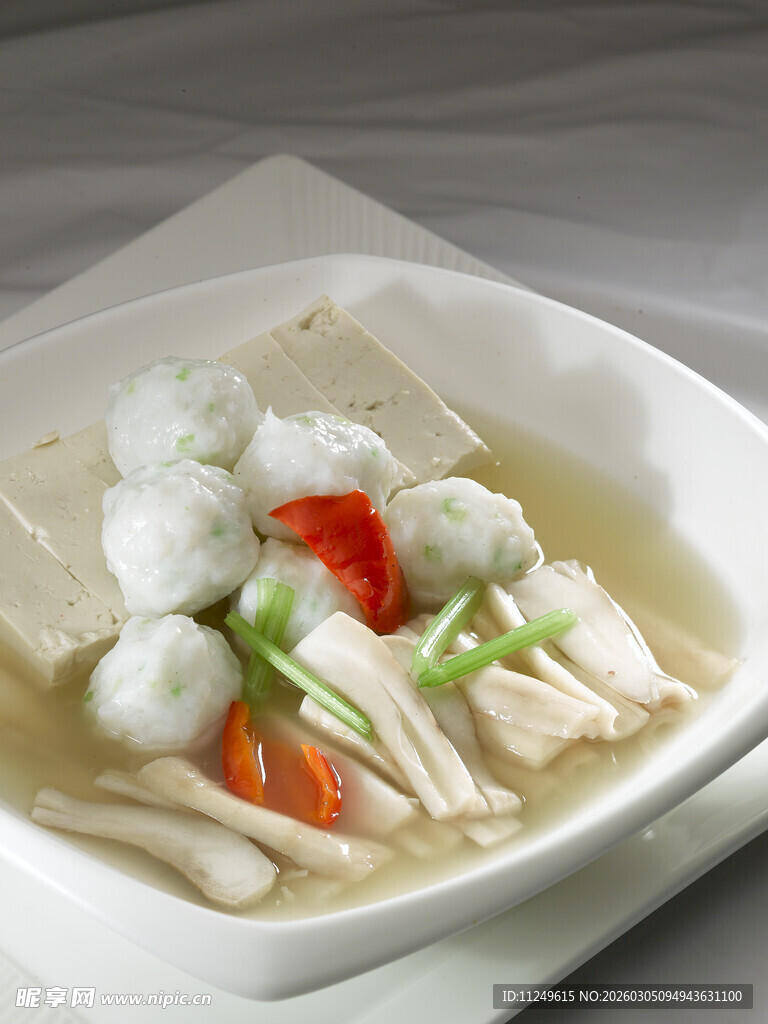 老豆腐鲜菇煮墨鱼丸