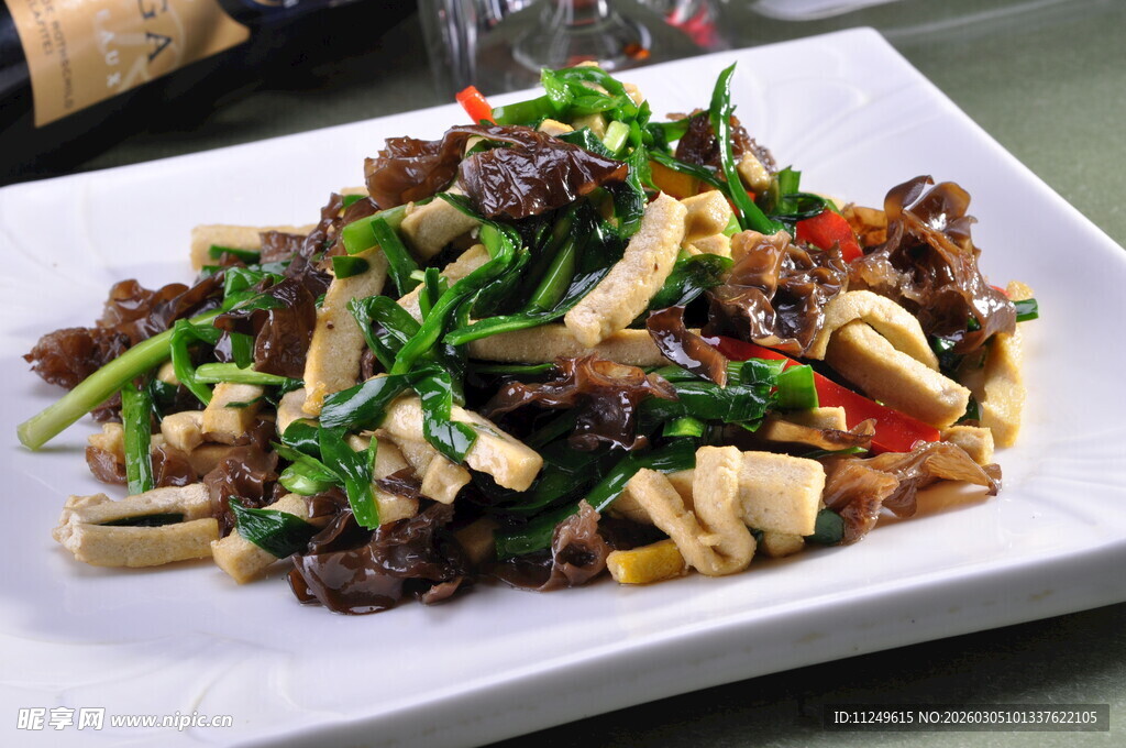 韭菜木耳煎豆腐