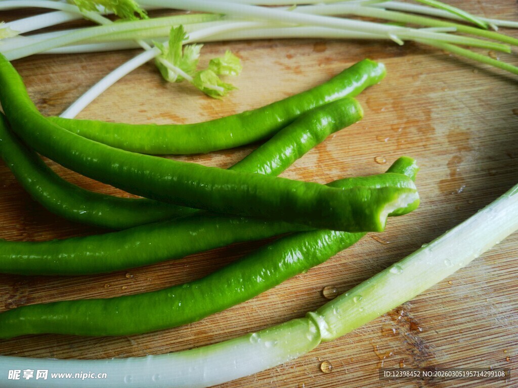 新鲜青辣椒与大葱摆放