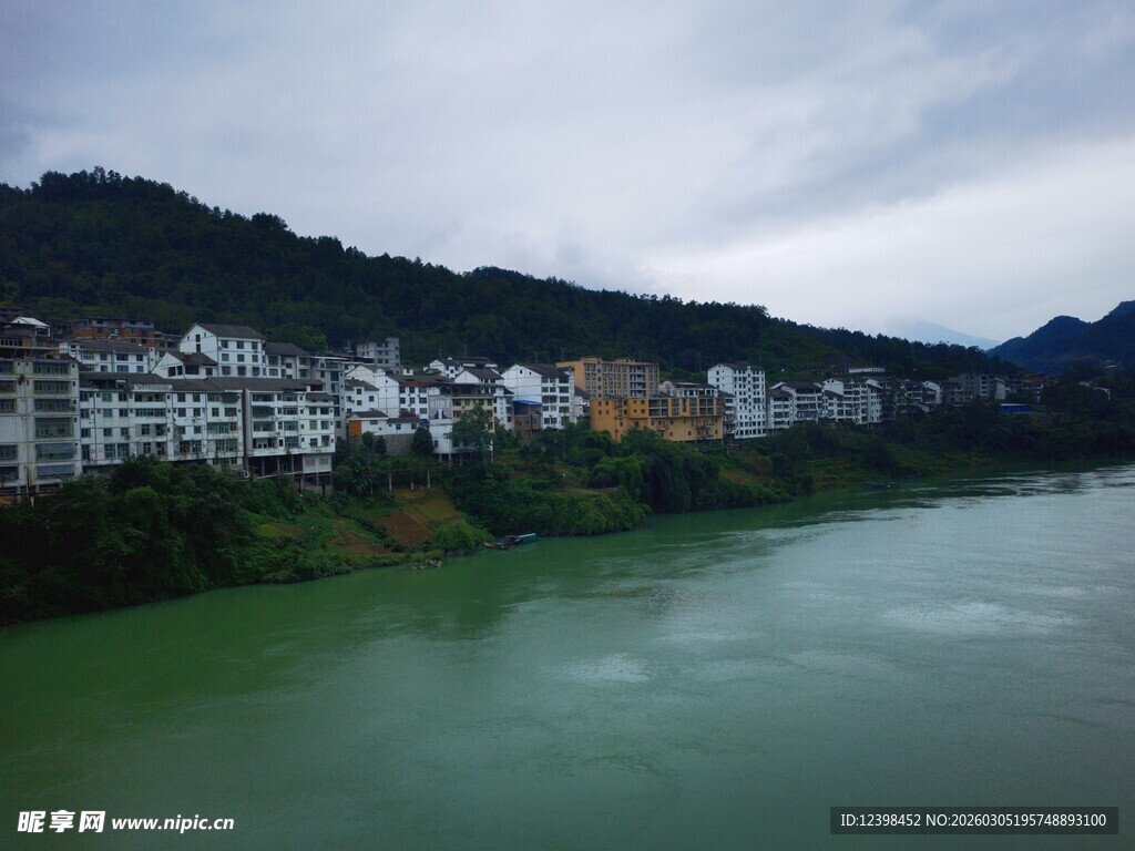江边错落有致的建筑景观