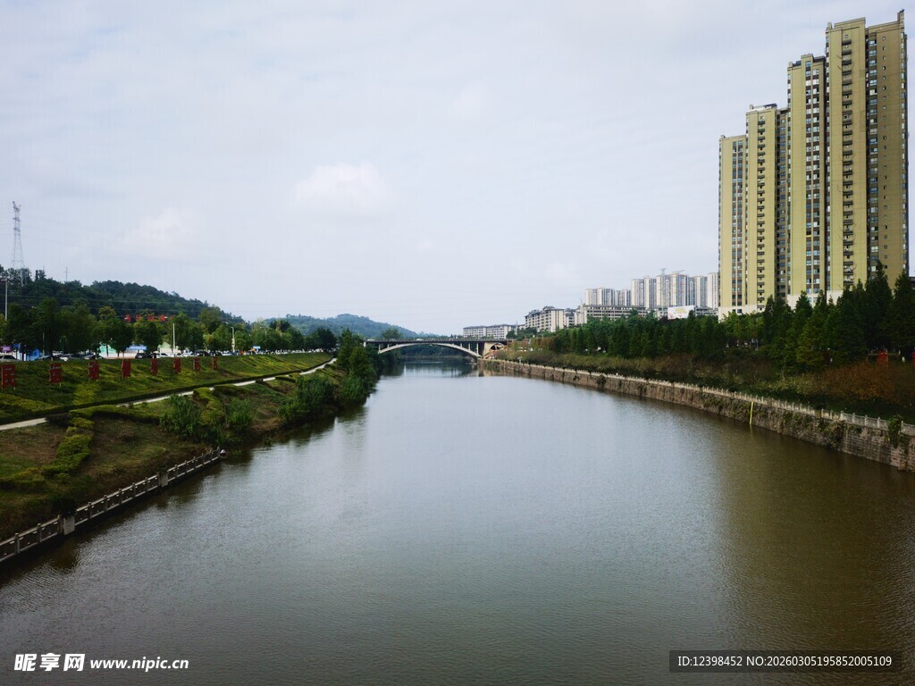 城市河畔风光