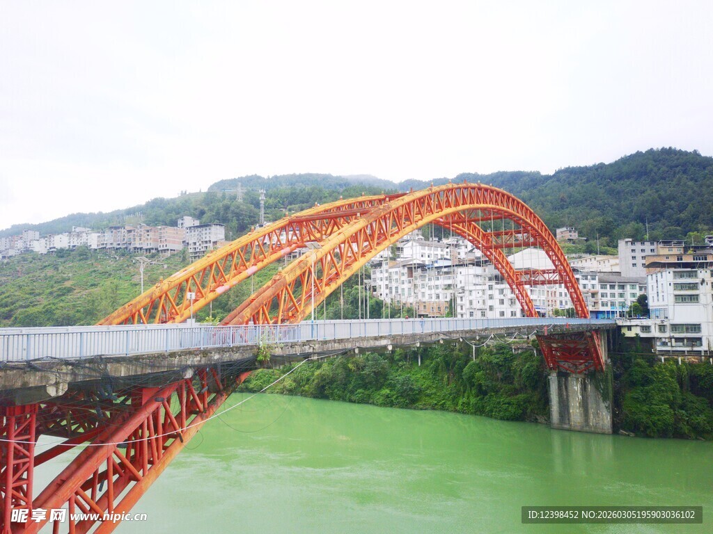橙色拱桥横跨碧绿江面