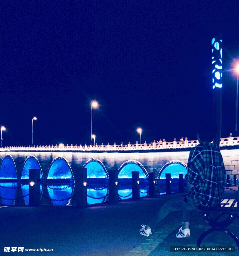 夜晚璀璨灯光下的美丽桥梁