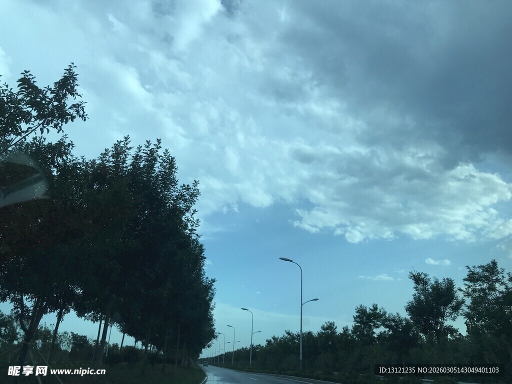 车窗外的天空与树木景观