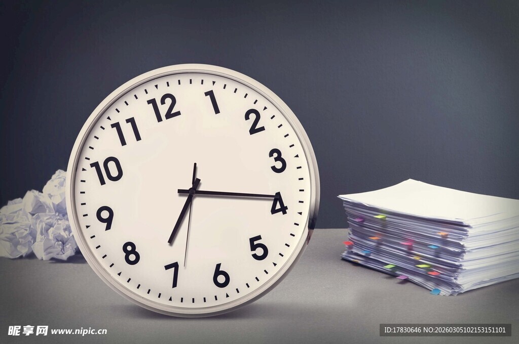 时钟旁的书籍与文件