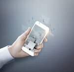 手捧手机展示虚拟室内场景