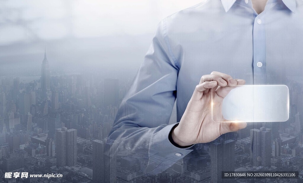 手持白色物件的商务人士
