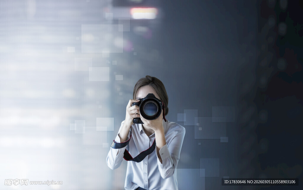 女孩手持相机专注拍摄