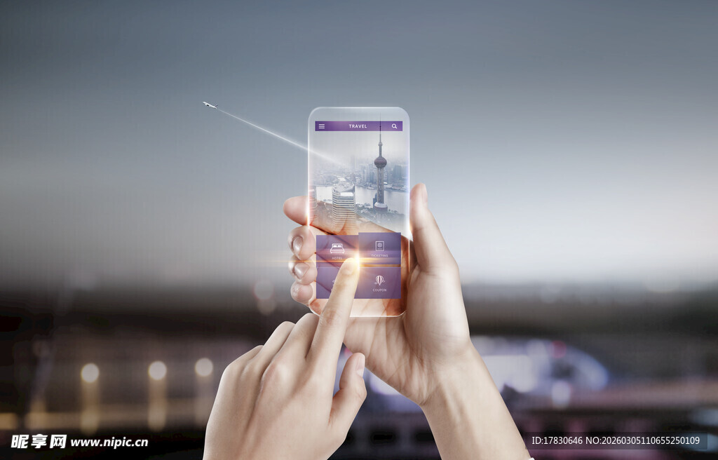 双手操控手机展现科技感