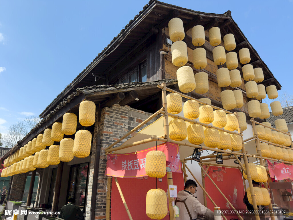 古街悬挂的金黄灯笼景观