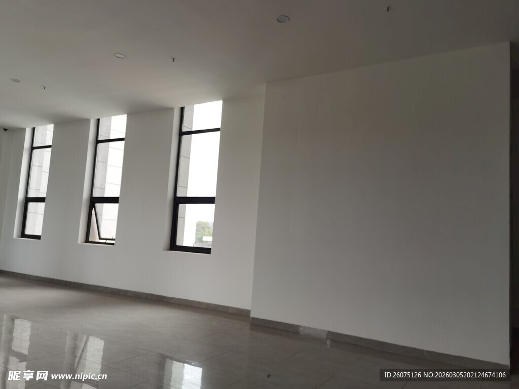 空旷明亮的室内空间场景