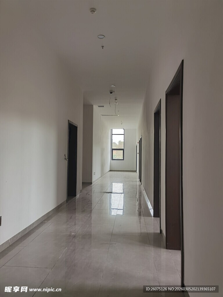 空旷简约的室内走廊空间