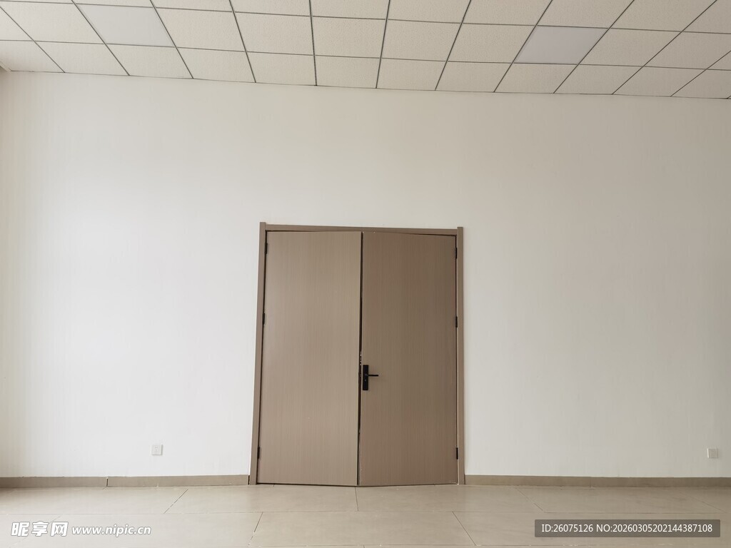 空旷室内双开门场景