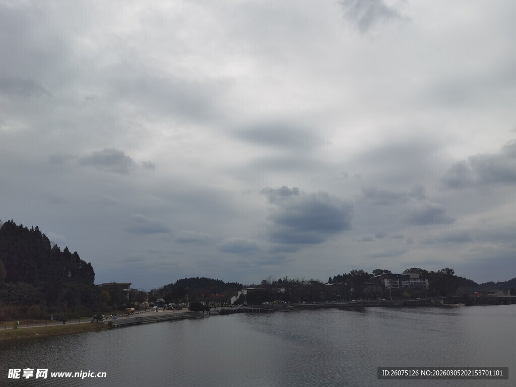 湖畔阴云下的静谧自然风光
