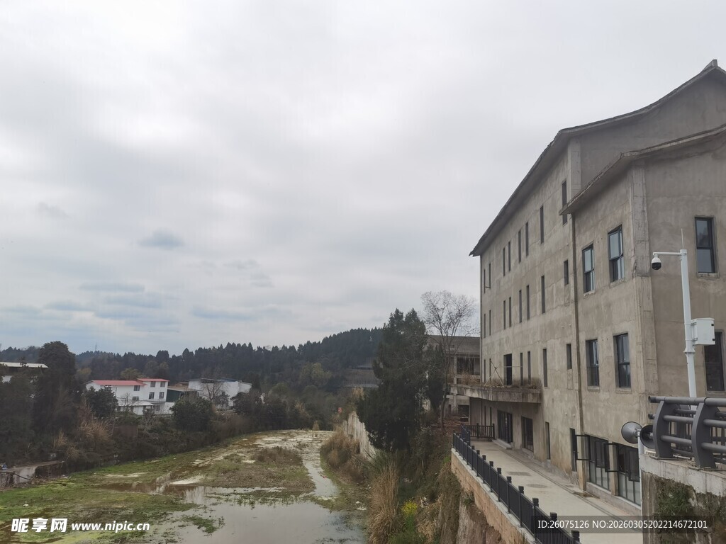 乡村旁的古朴建筑
