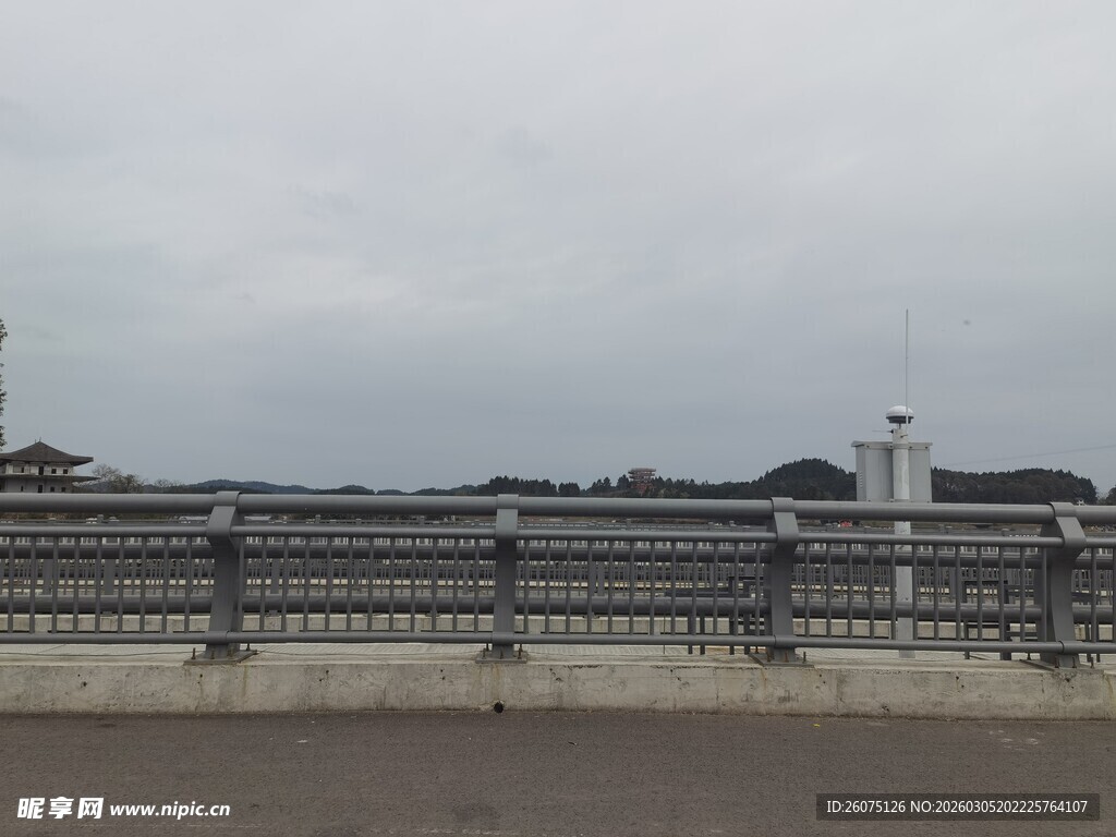 城市远景下的护栏景观