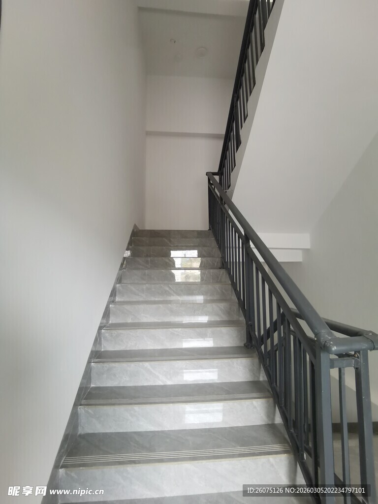 室内金属楼梯通道景象