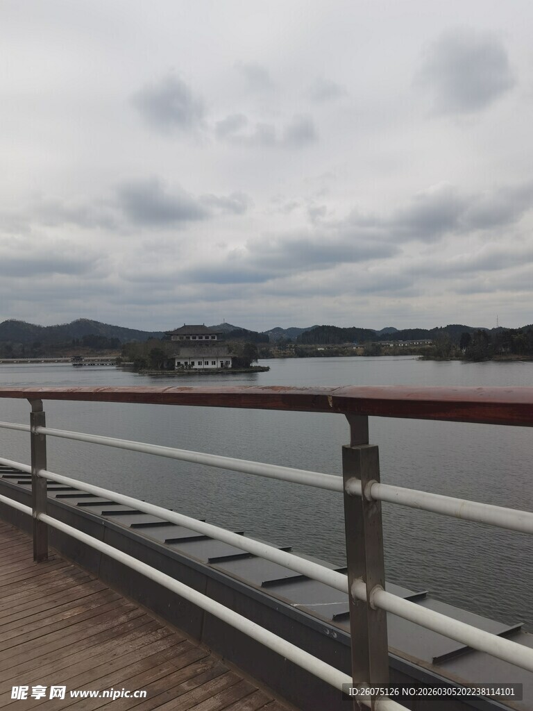 湖畔木栈道上的宁静风景