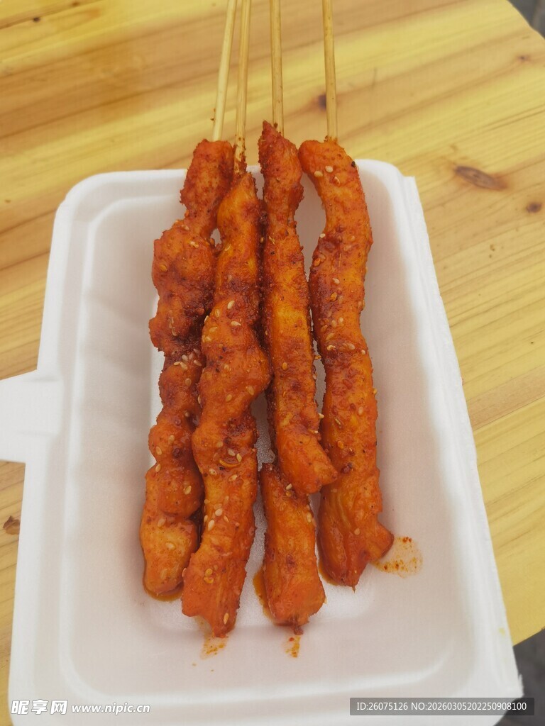 美味炸串摆放在白色容器中