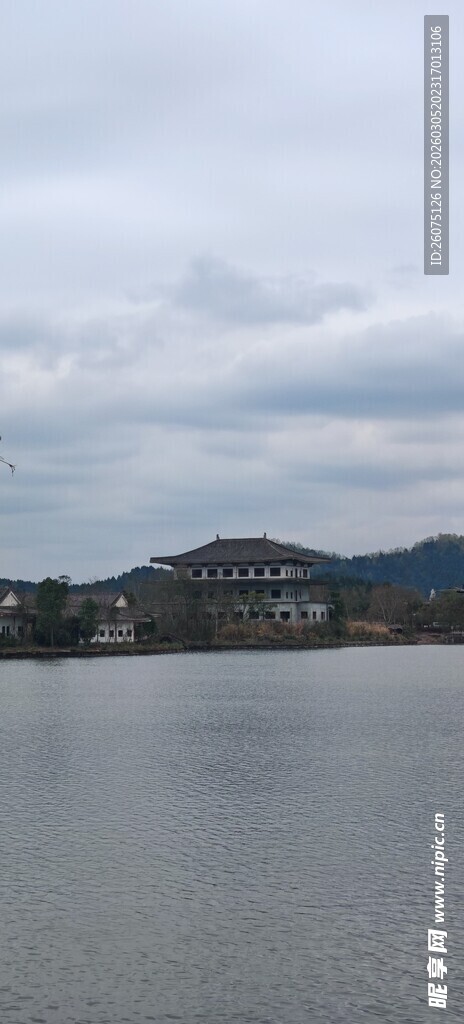 湖畔景致远山云雾缭绕