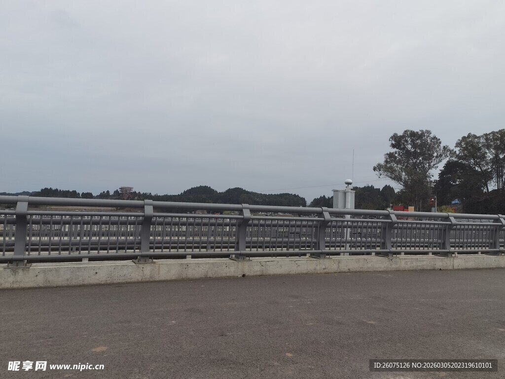 空旷户外的金属围栏场景