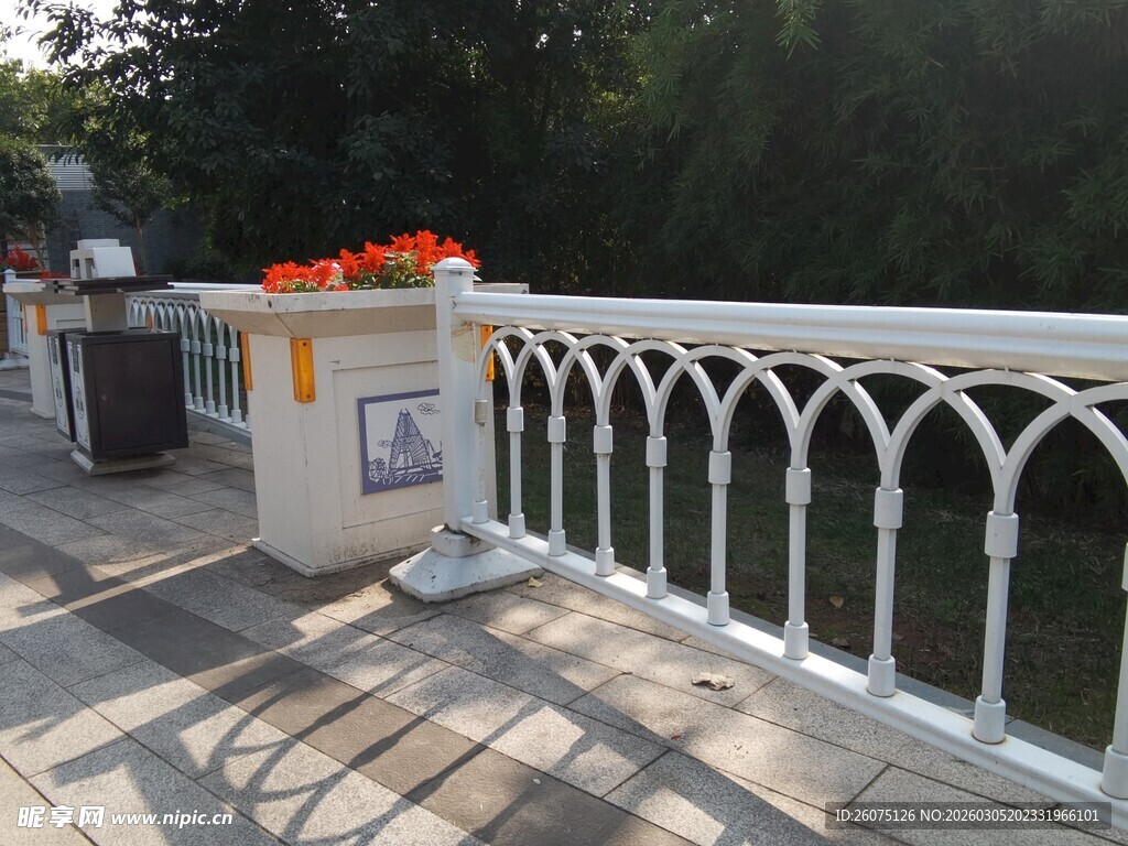 河畔铁艺护栏与花卉景观