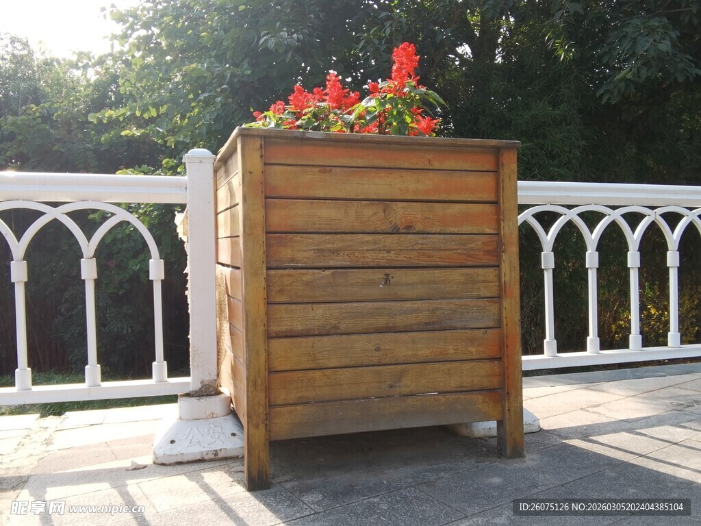 木质花箱装点户外空间