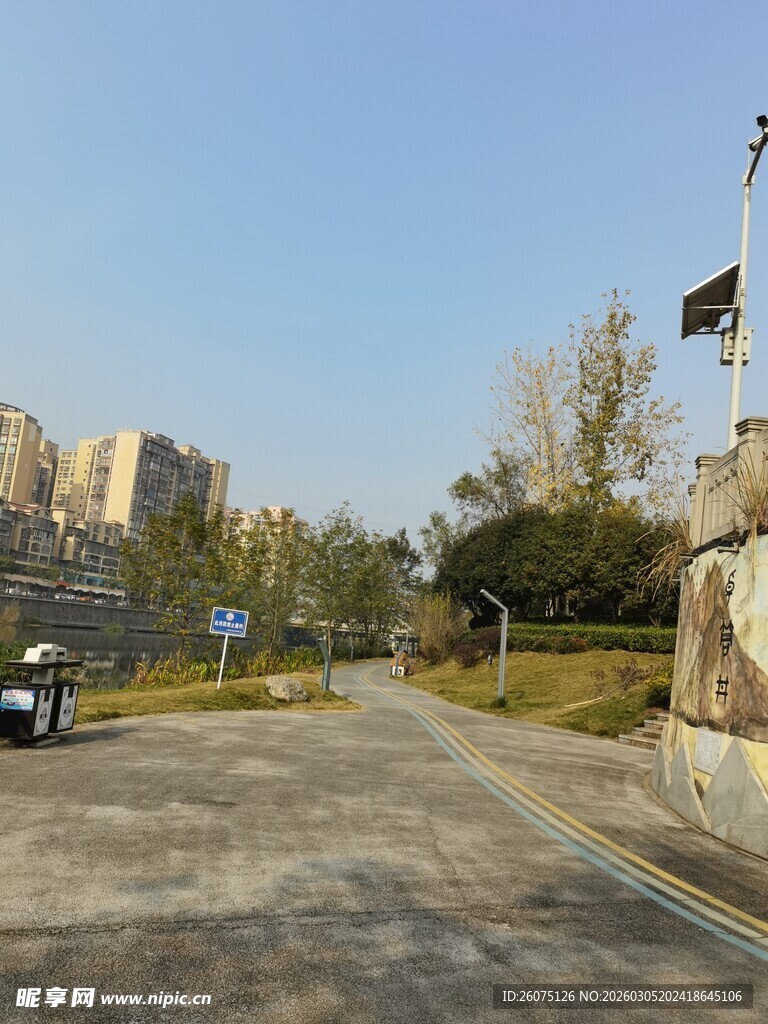 宽阔道路旁的城市景致