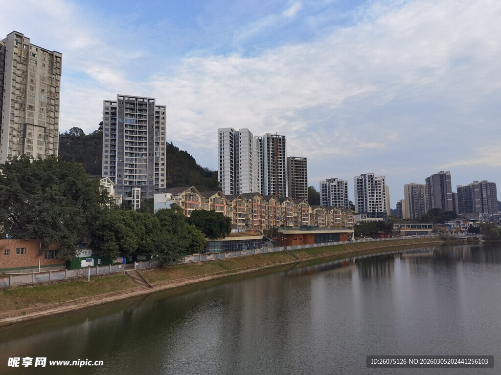 河畔高楼林立的城市风光