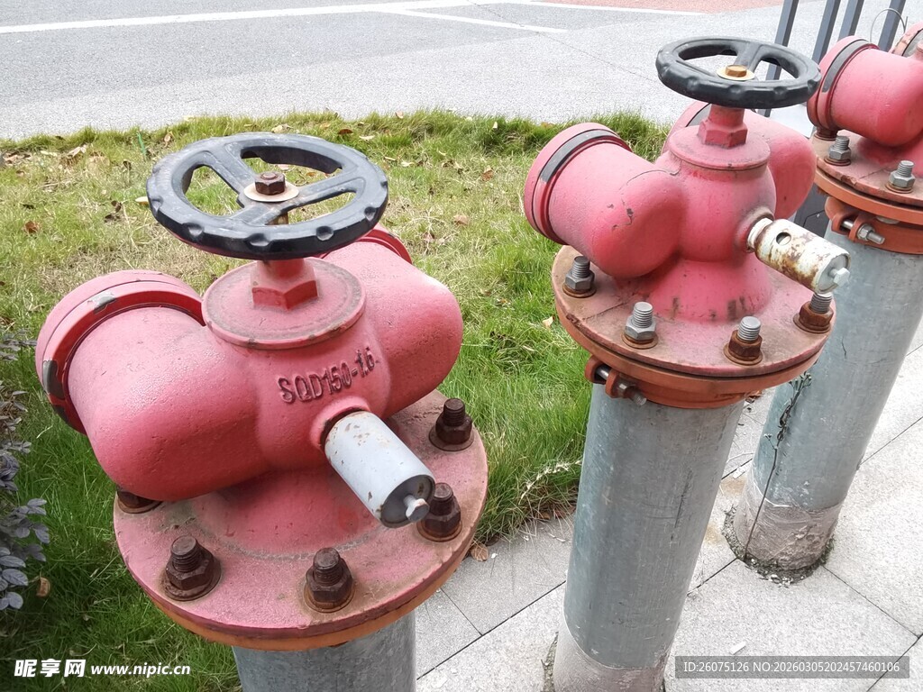 户外红色阀门装置特写