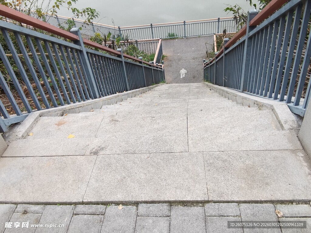 户外石砌坡道与围栏景观