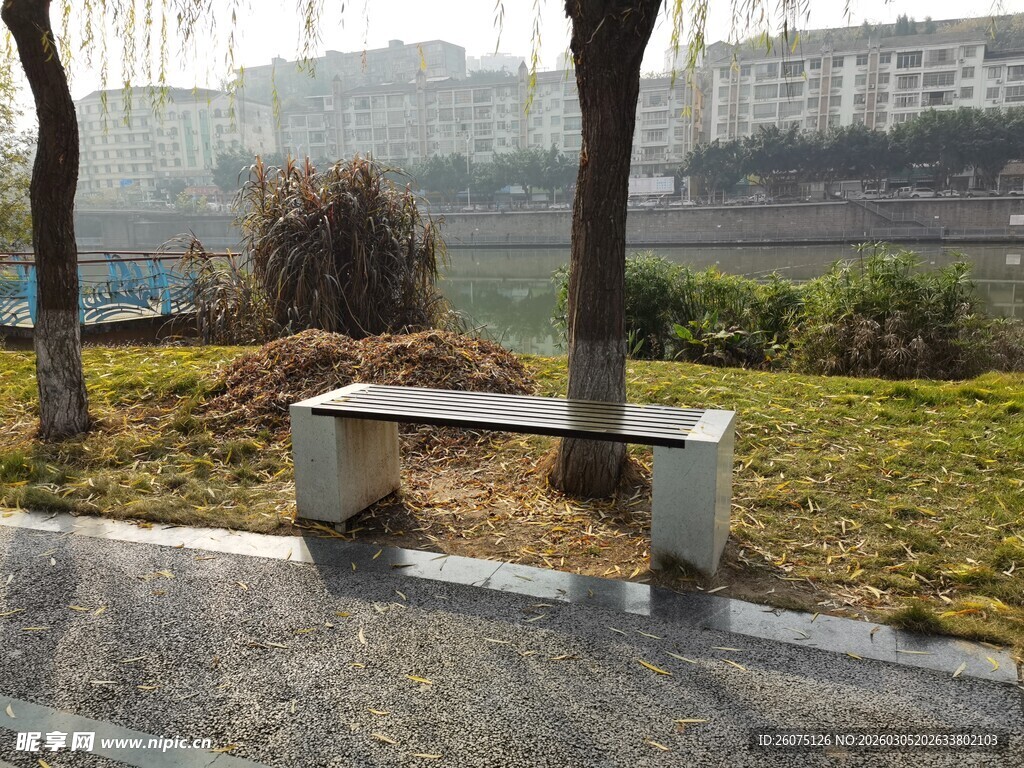 城市公园中的休闲长椅