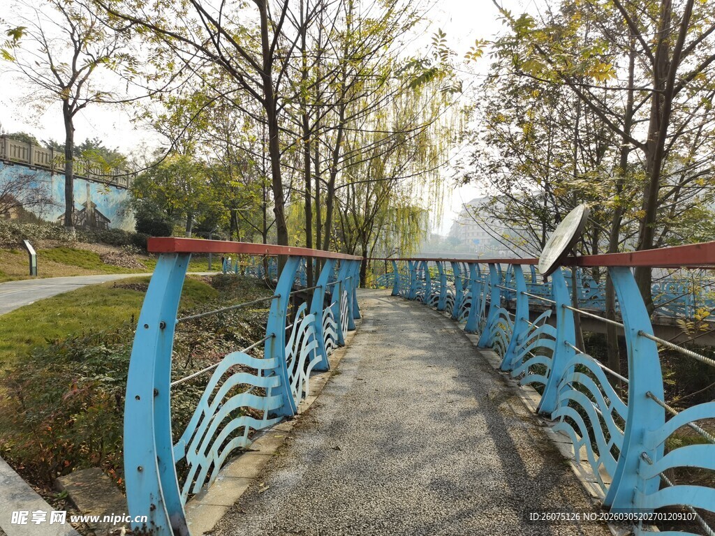 蓝色拱形桥的林间景致