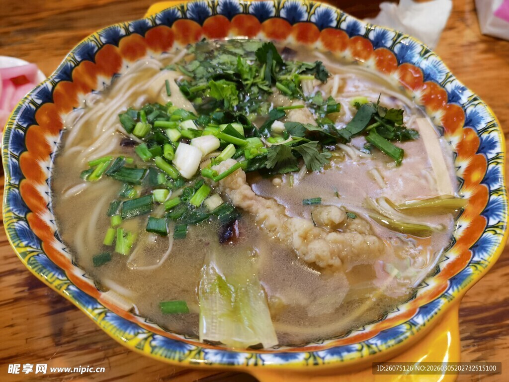 美味酥肉米线用料丰富