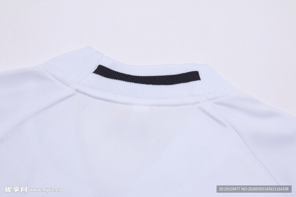 白色上衣衣领细节展示