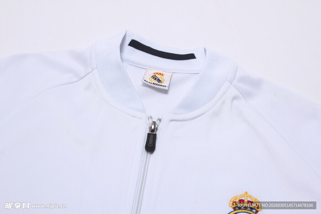 白色拉链运动上衣