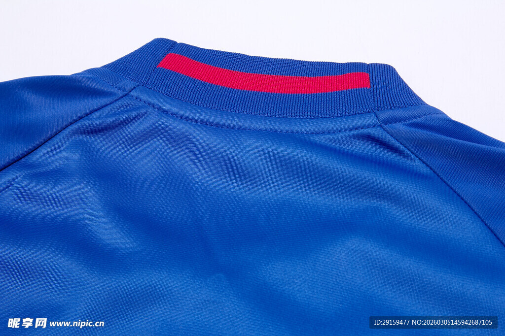 蓝色运动服衣领特写