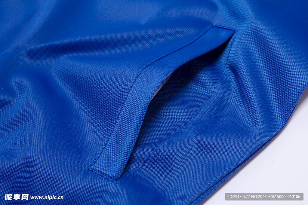 蓝色衣物口袋细节特写