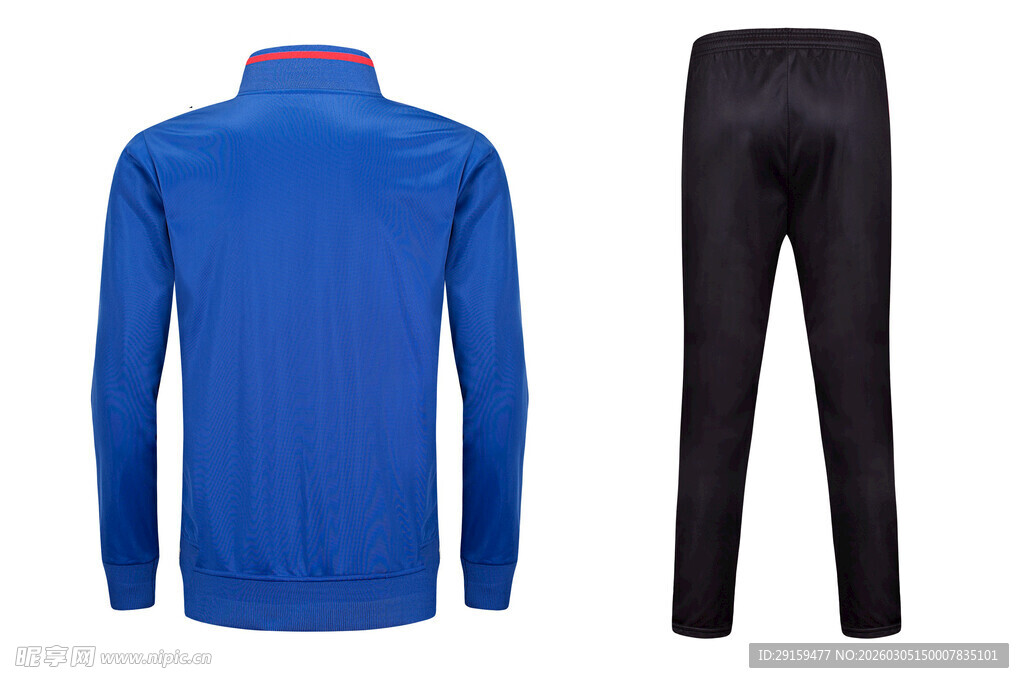 蓝色运动上衣配黑色长裤