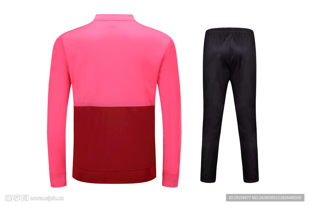 粉色拼色上衣配黑色长裤