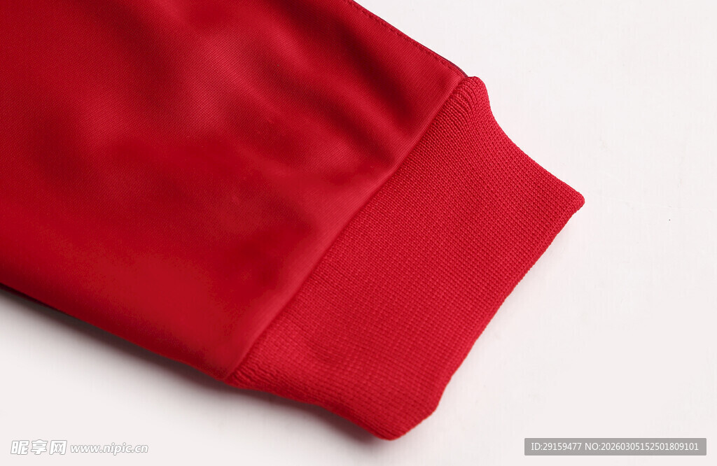 红色衣物袖口细节特写