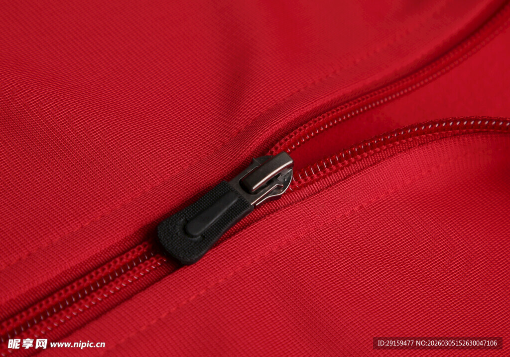 红色衣物上的黑色拉链