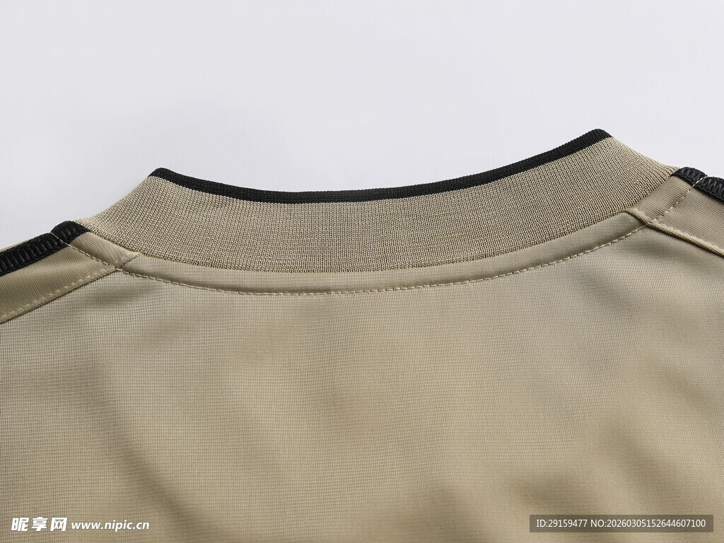 米色衣物领口细节特写