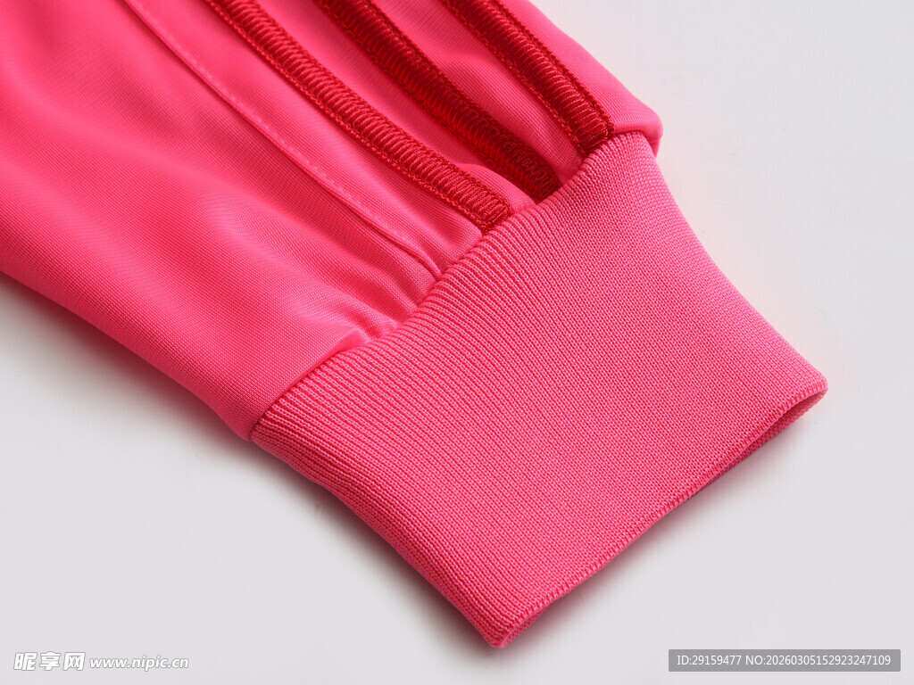 粉色褶皱衣物细节特写